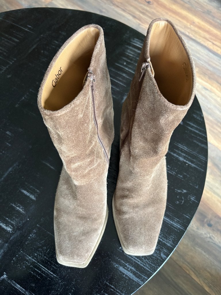Gabor suède enkellaarsjes taupe – maat 5½ / 38,5, Kleding | Dames, Bruin, Lage of Enkellaarzen, Gabor, Ophalen of Verzenden