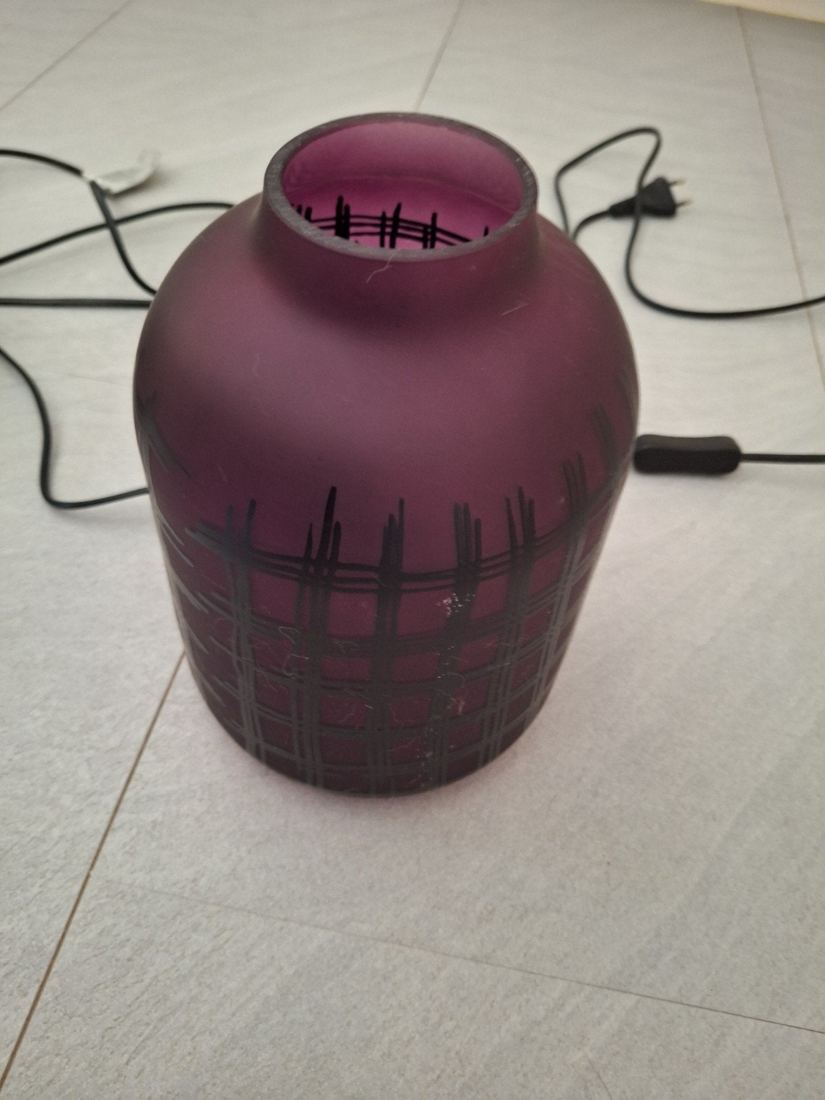 Paars lampje, diameter 16cm, hoogte 22cm, Huis en Inrichting, Ophalen, Paars, E14 (klein), Met stekker