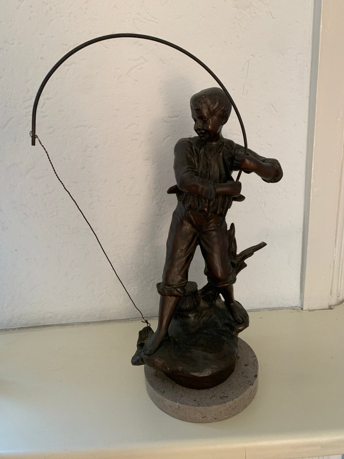 Bronzen beeld: Vissend jongetje op marmeren sokkel, Antiek en Kunst, Ophalen, Brons, 20 - 50 cm, Op sokkel