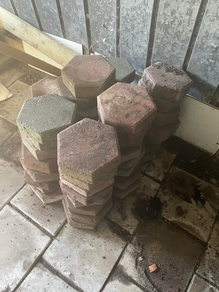 Zes kantige betonsteen rood en wat zwart, Ophalen, Gebruikt