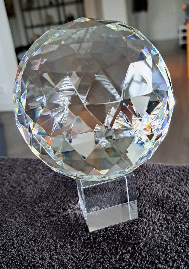 KRISTALLEN BOL  doorsnee:10cm. Op sokkel  /  €50, Ophalen of Verzenden