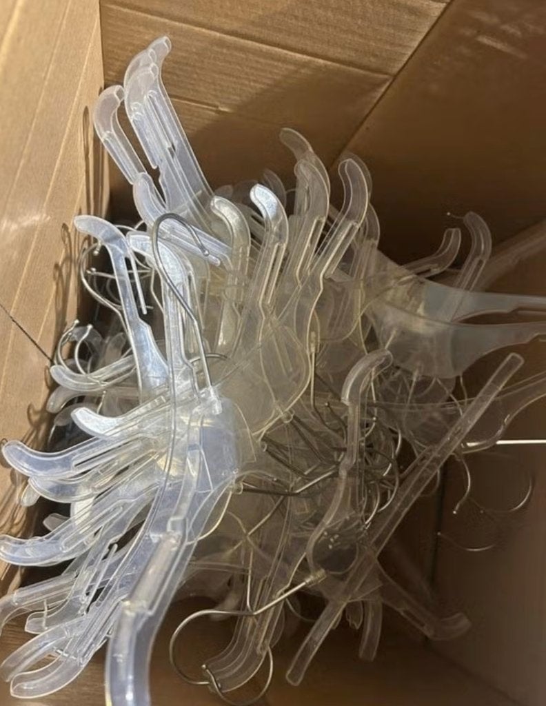 120 stuks Partij transparante kunststof kledinghangers, Ophalen of Verzenden, Gebruikt, Kunststof, Kinderen