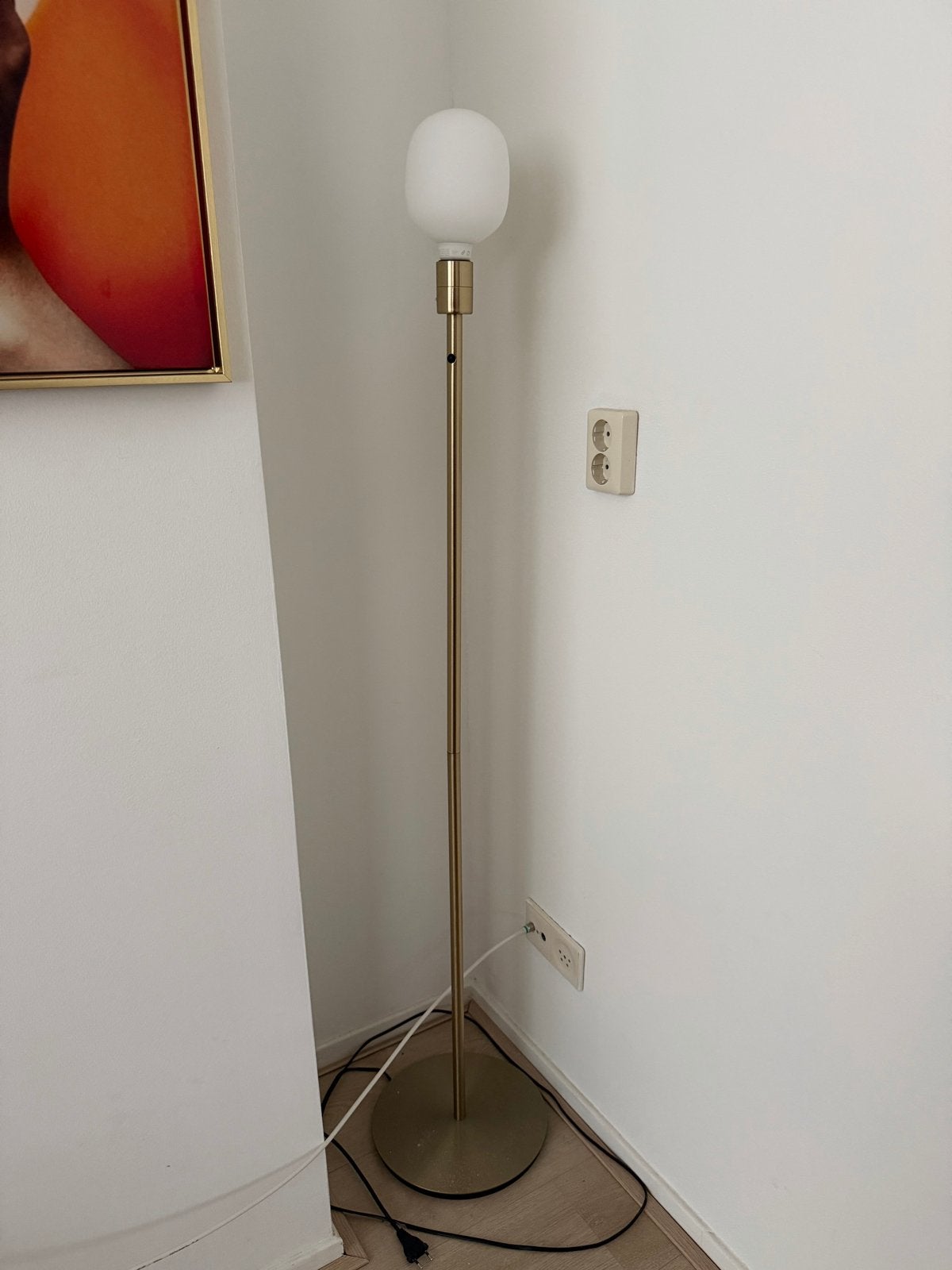 Ikea staande lamp, goudkleurig met witte bol, Ophalen, Gebruikt, E27 (groot), Metaal