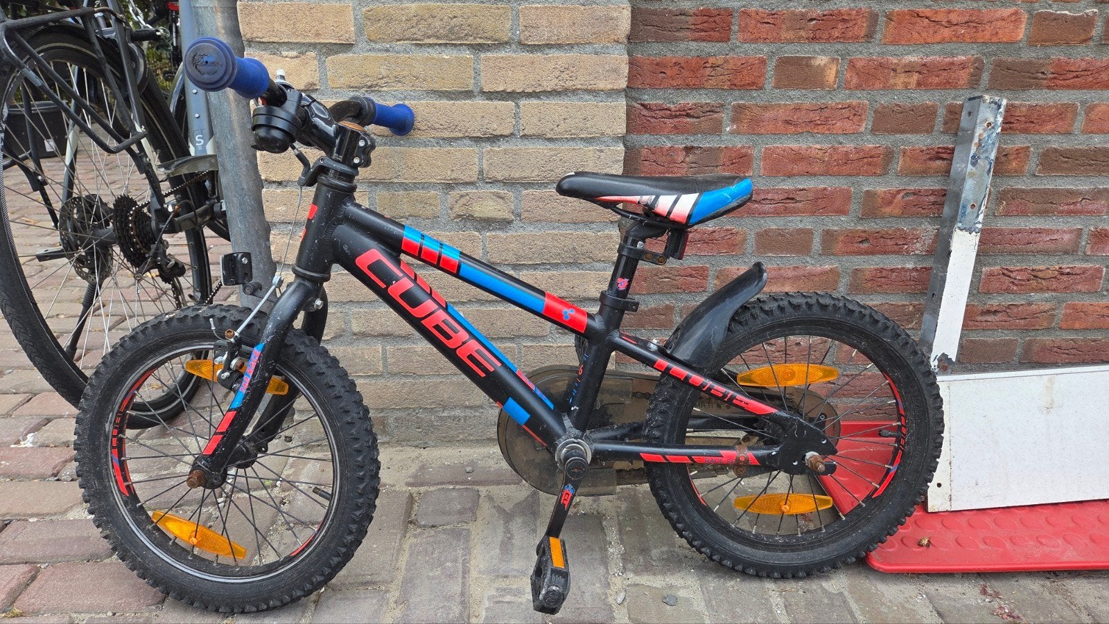 Cube kinderfiets 16 inch - Zwart/Rood/Blauw, Ophalen, Terugtraprem, Cube, 16 tot 20 inch