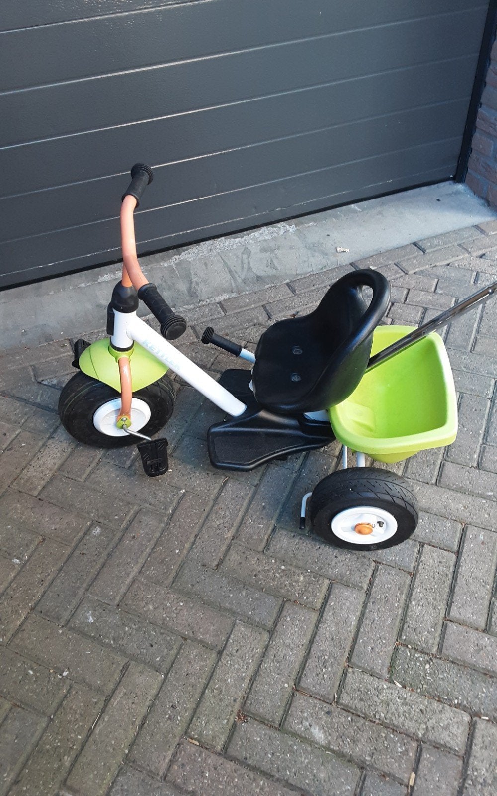 Driewieler  kellter met duwstang en voetensteun, Ophalen