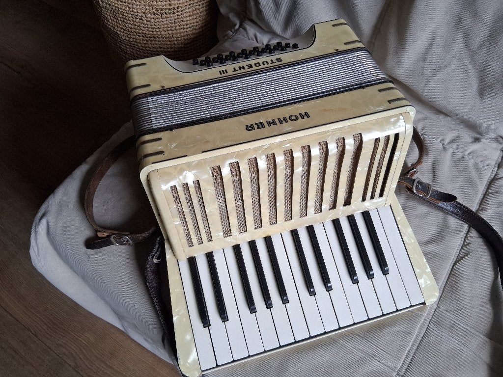 Hohner Student III Accordeon - Vintage Toetsaccordeon, Muziek en Instrumenten, Accordeons, Ophalen, Gebruikt, Met riemen, Overige formaten