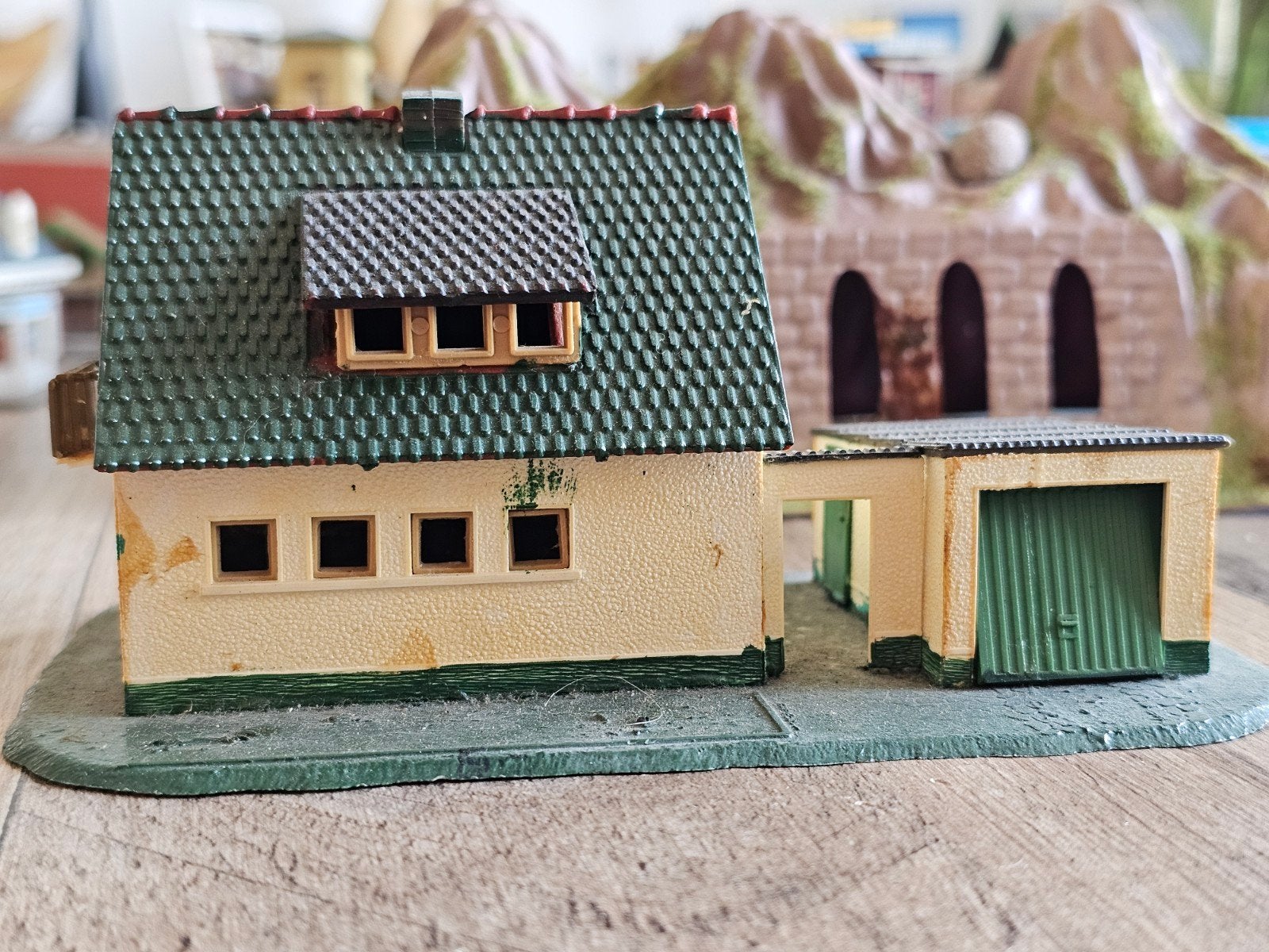 Modeltrein HO huis met garage - Gebouw voor modelbaan, Ophalen of Verzenden, Gebruikt, Brug, Tunnel of Gebouw