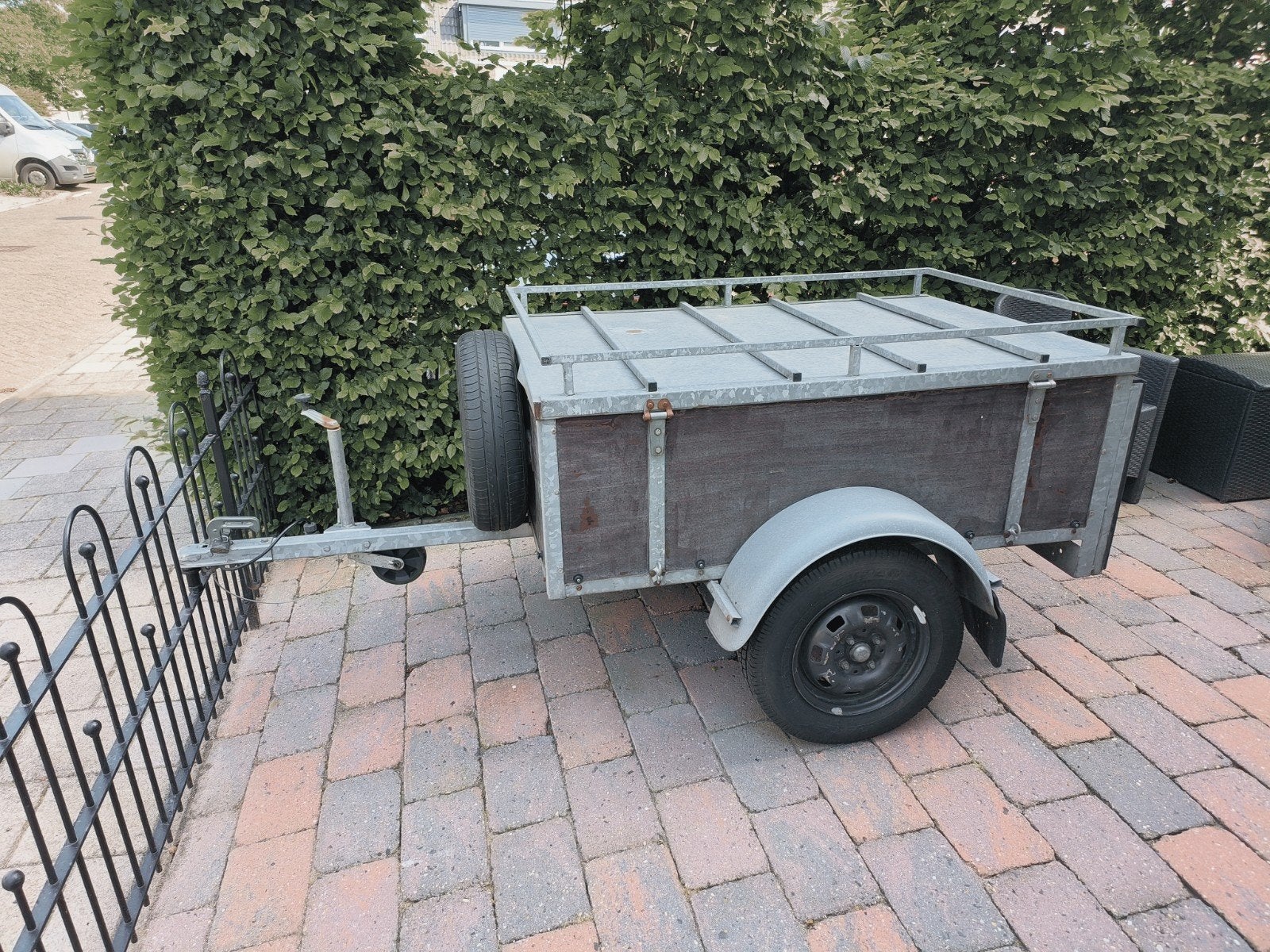 Compacte aanhangwagen met imperiaal en reservewiel, Ophalen, Gebruikt