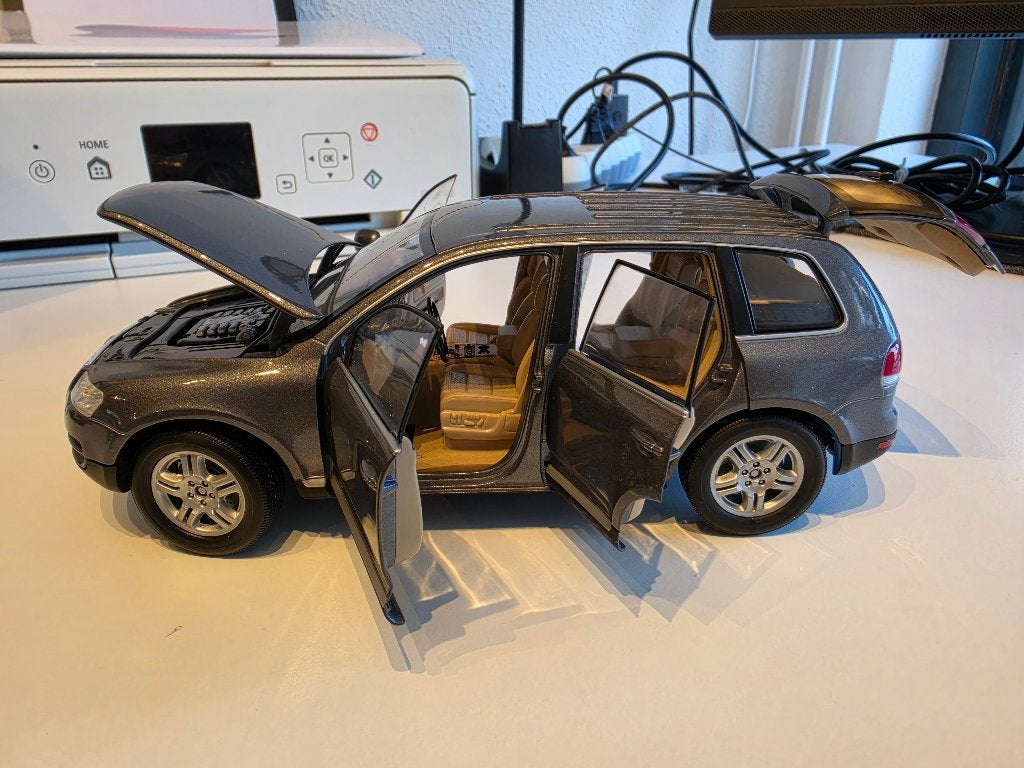 VW Touareg 2003 1/18, Hobby en Vrije tijd, Ophalen of Verzenden, Gebruikt, Auto, Bburago