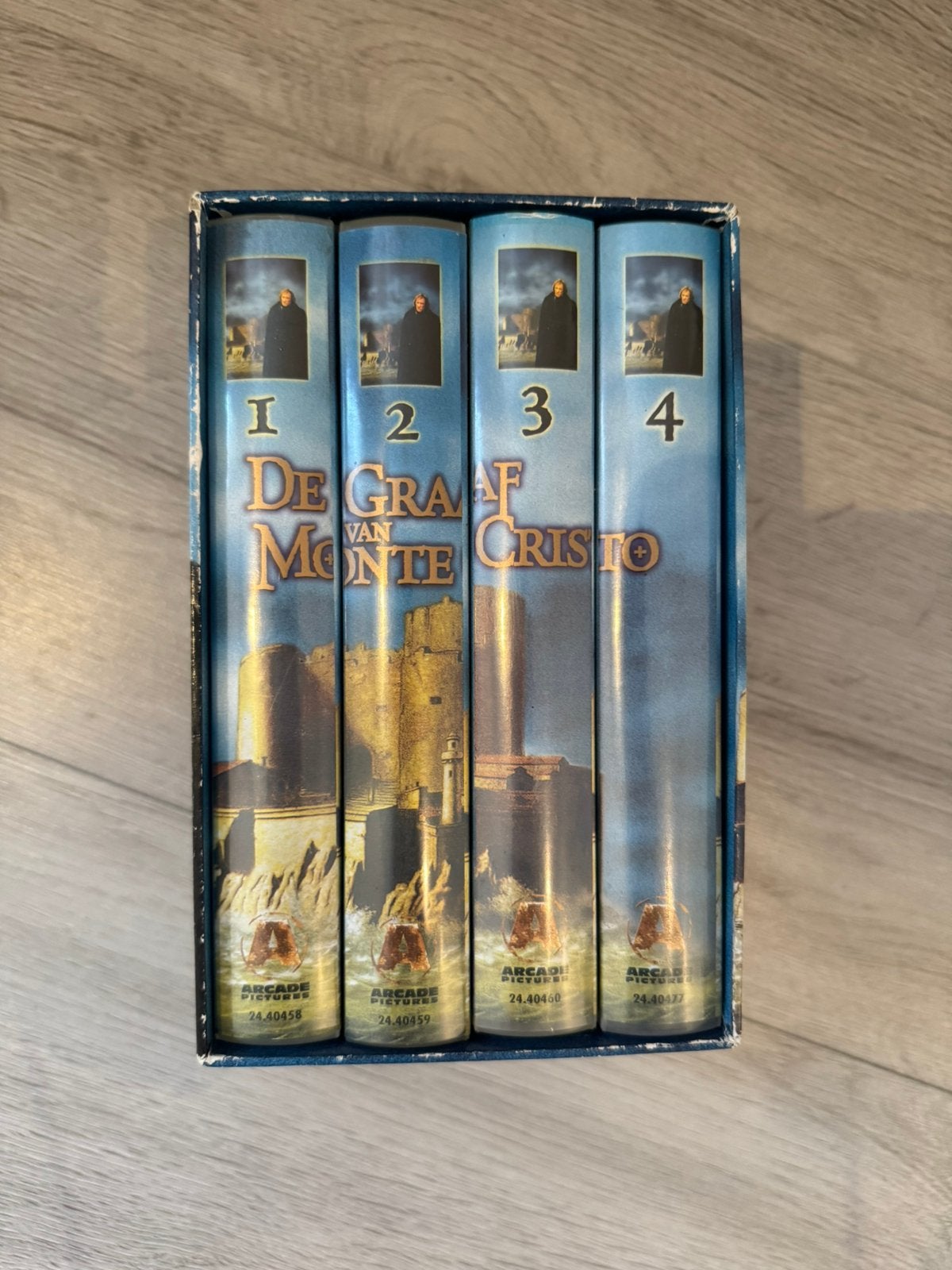 De Graaf van Monte Cristo – Complete VHS-box (4 delen)GRATIS, Alle leeftijden, Ophalen, Gebruikt