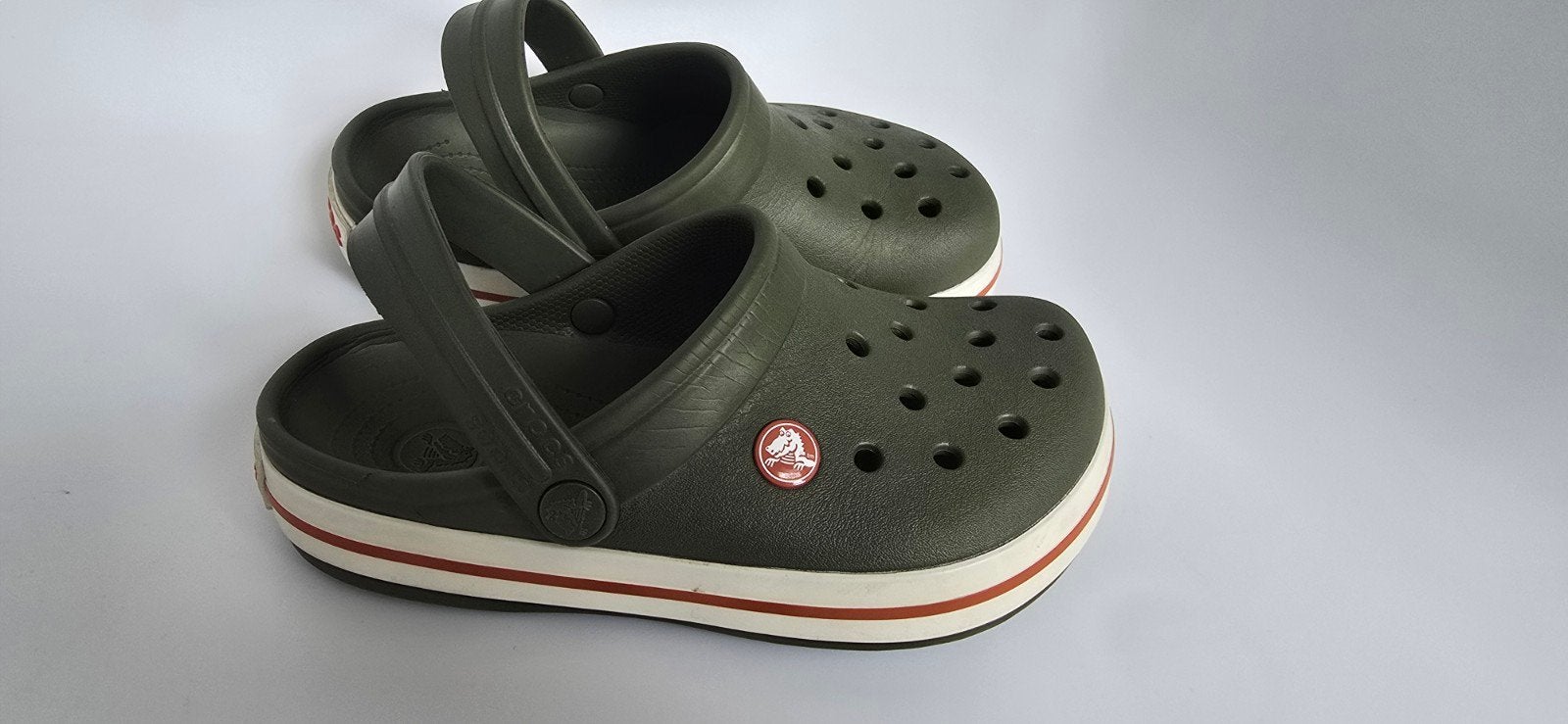 Comfortabele Crocs Sandalen - Donkergroen met Witte Streep, Zo goed als nieuw, Crocs, Groen, Sandalen of Muiltjes