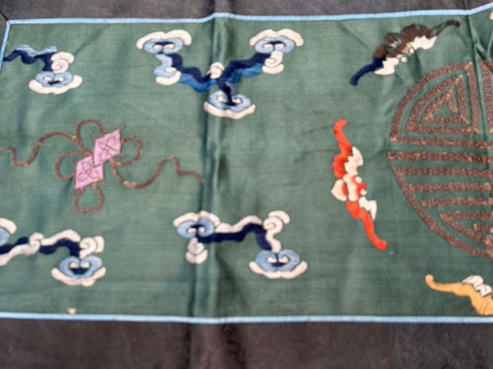 Geborduurd Chinees/Japans tafelloper/kleedje met gaatjes, Antiek en Kunst, Ophalen of Verzenden