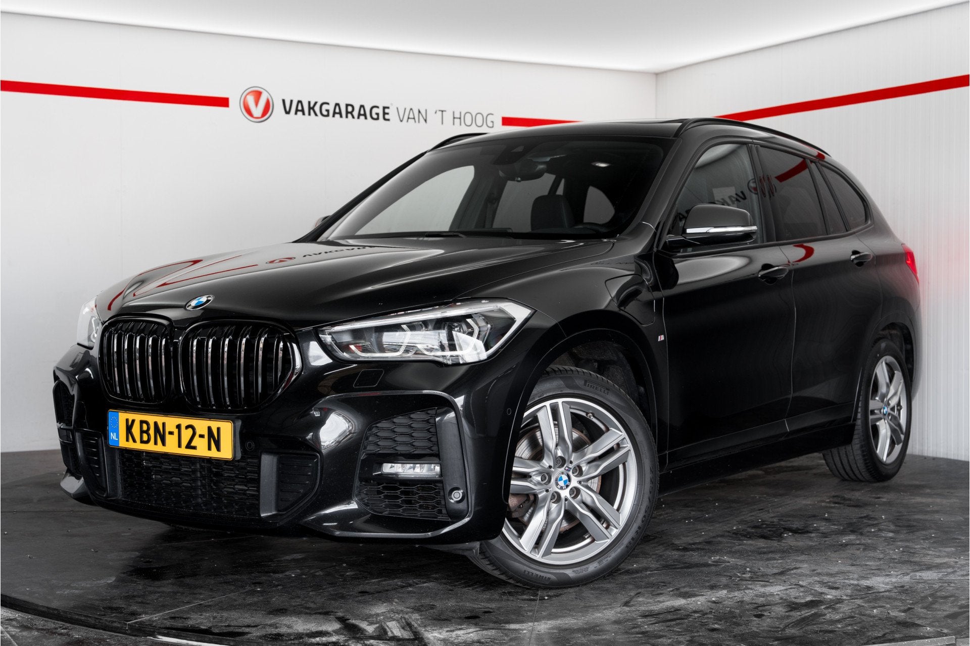 BMW X1 xDrive25e M-Sport Panoramadak Trekhaak (bj 2021), Auto's, 8 kWh, Stof, Gebruikt, Zwart