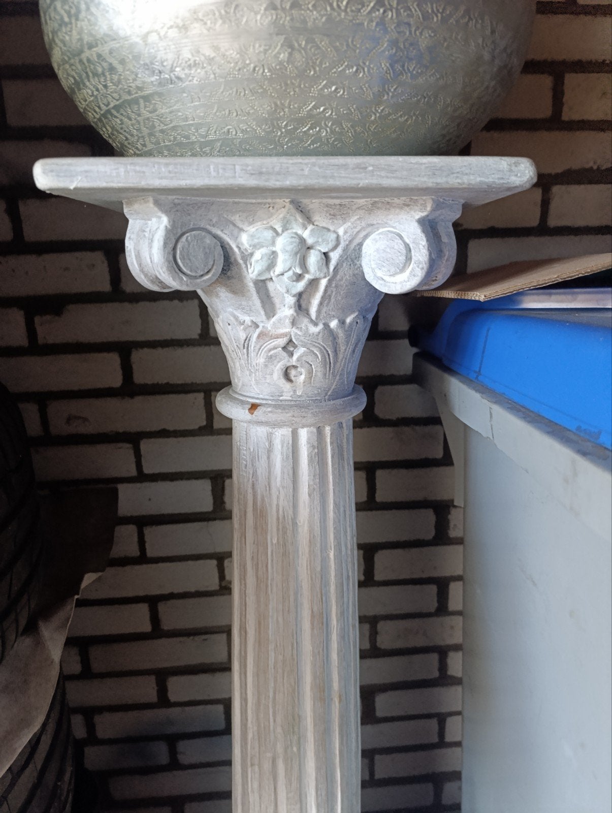 Decoratieve gipsen zuil met vaste pot en plant, Huis en Inrichting, Ophalen of Verzenden, Gebruikt