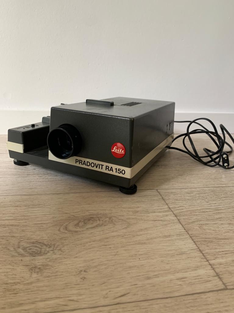Complete diaprojectie set. Diaprojector Leitz Pradovit., Audio, Tv en Foto, Diaprojectors, Ophalen of Verzenden, Zo goed als nieuw