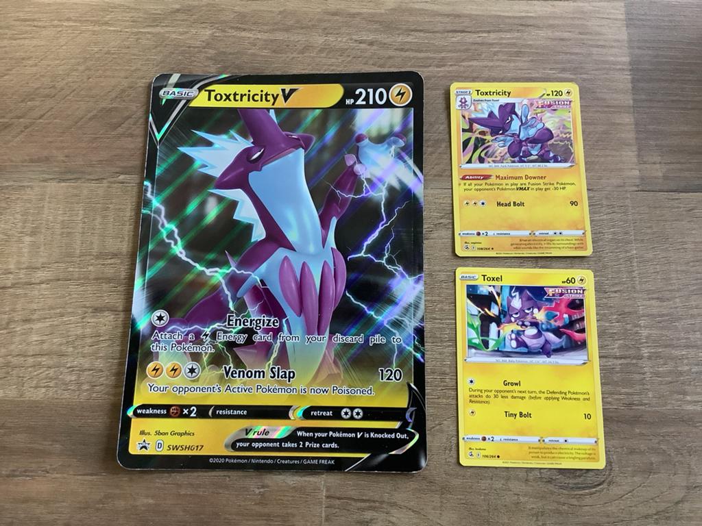 Pokémon Kaarten: Toxtricity V, Toxtricity, Toxel, Hobby en Vrije tijd, Verzamelkaartspellen | Pokémon, Zo goed als nieuw, Meerdere kaarten