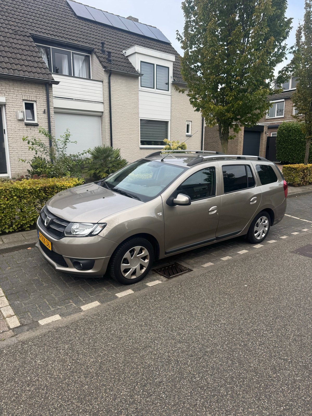 Dacia Logan 0.9 66KW TCE MCV 2014 Bruin | Airco | trekhaak, Auto's, Voorwielaandrijving, 898 cc, 40 €/maand, Bruin