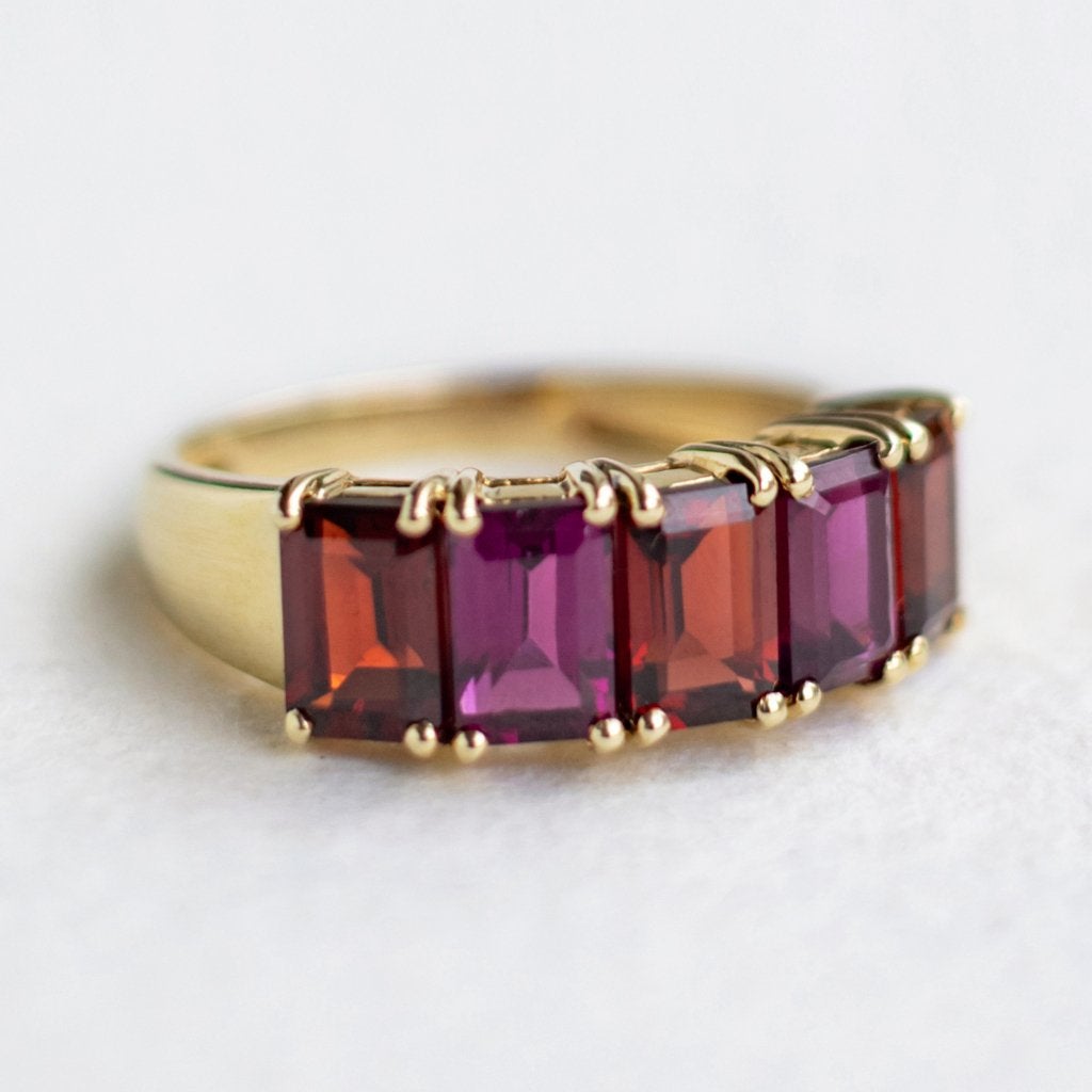 Vintage 9K goud 5 stone ring met Granaat & Amethist 17, Ophalen of Verzenden, Zo goed als nieuw, 17 tot 18, Met edelsteen
