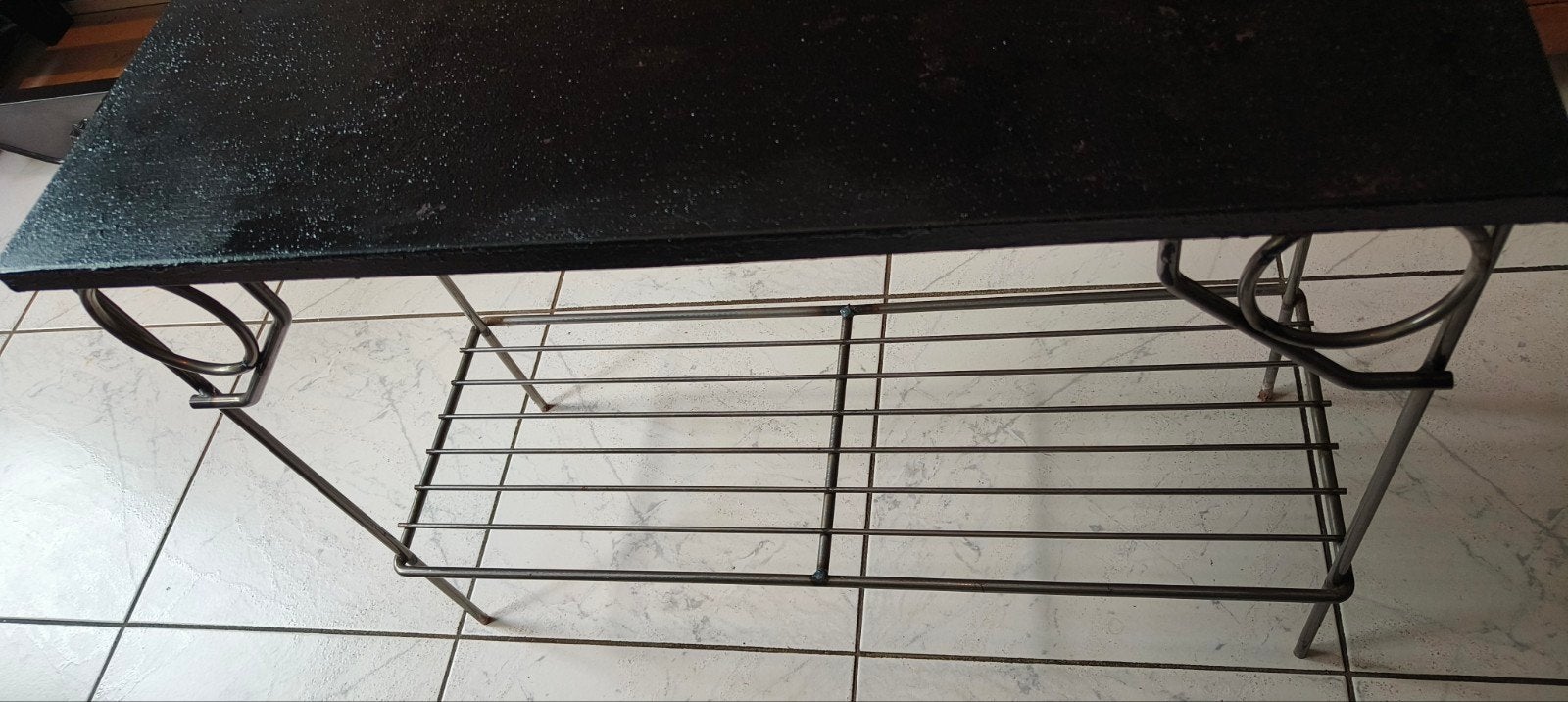 Zwarte bijzettafel met metalen onderstel 30d x 60h x 80b, Ophalen, 50 – 75, Minder dan 50 cm, Gebruikt