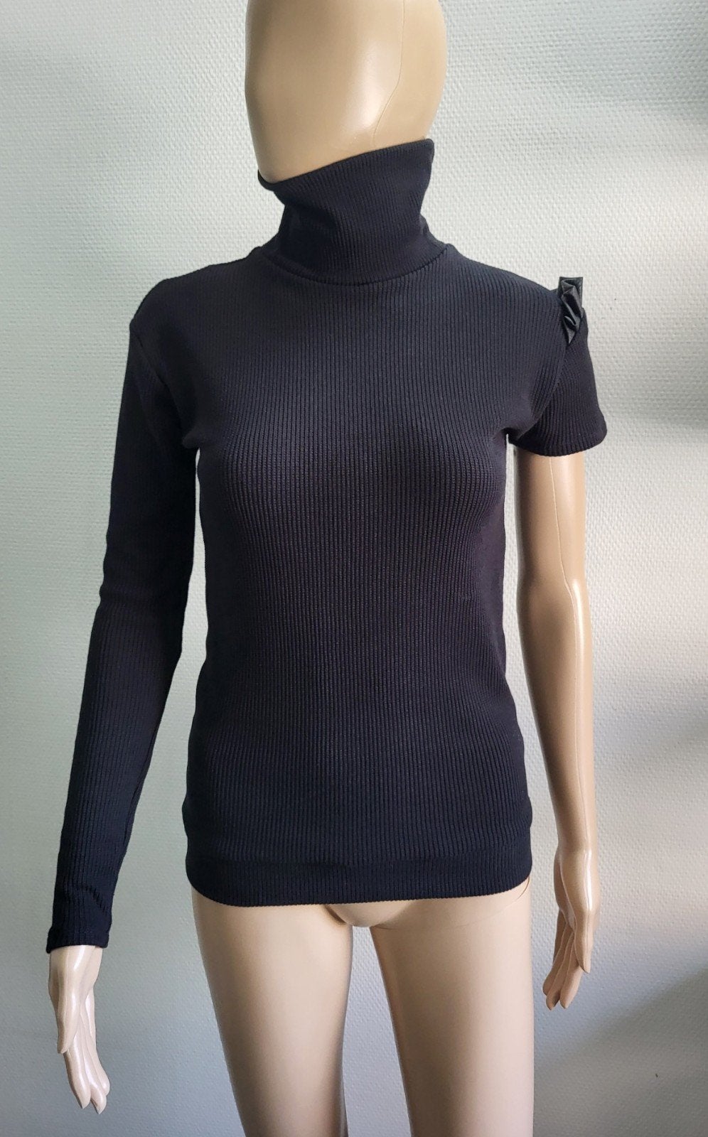 Handgemaakte zwarte asymmetrische coltrui met schouderdetail, Verzenden, Nieuw, Maat 36 (S), Zwart