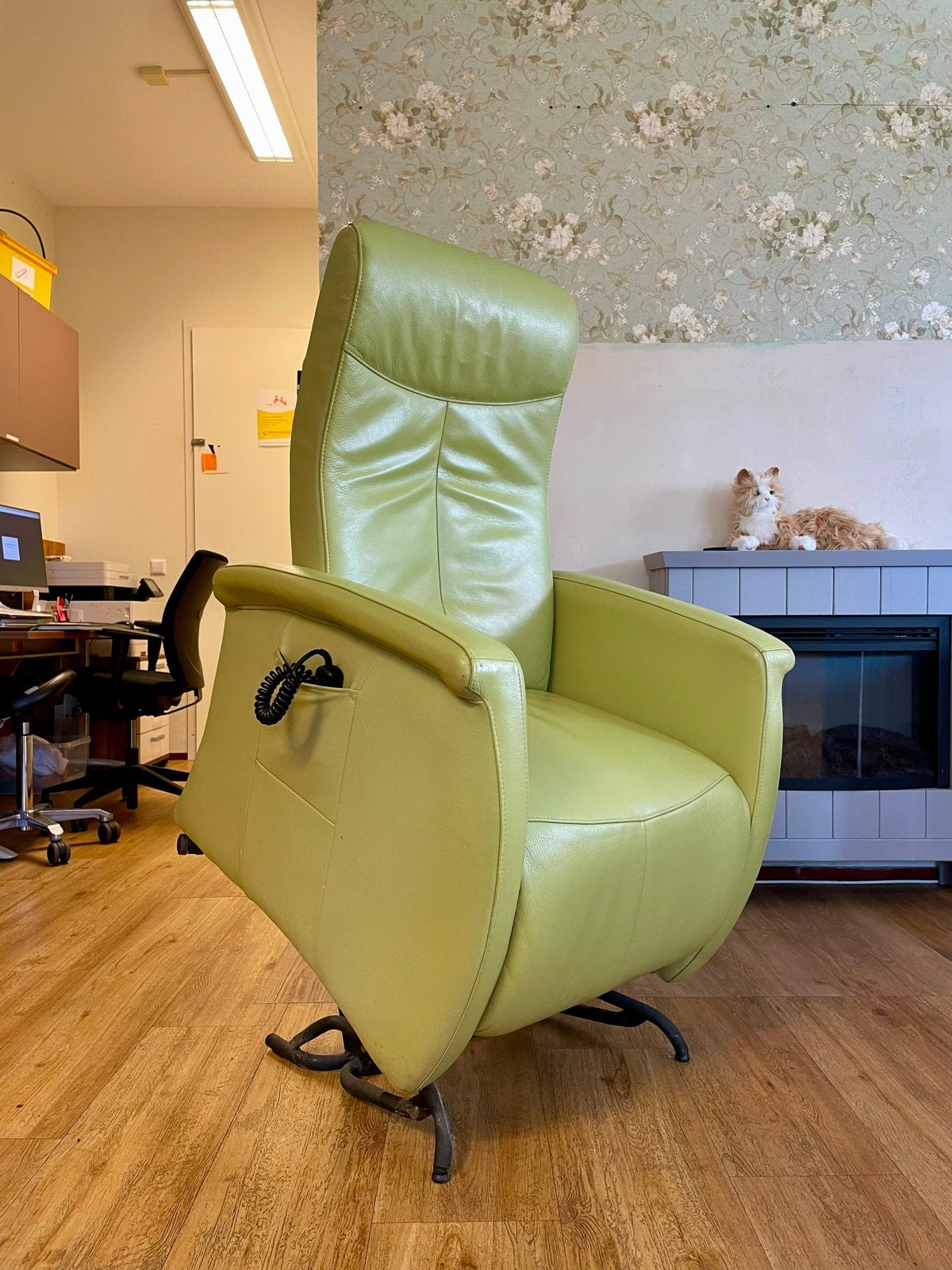 Groene sta-op-stoel / relaxfauteuil, Ophalen, Overige kleuren, Leer, Zo goed als nieuw