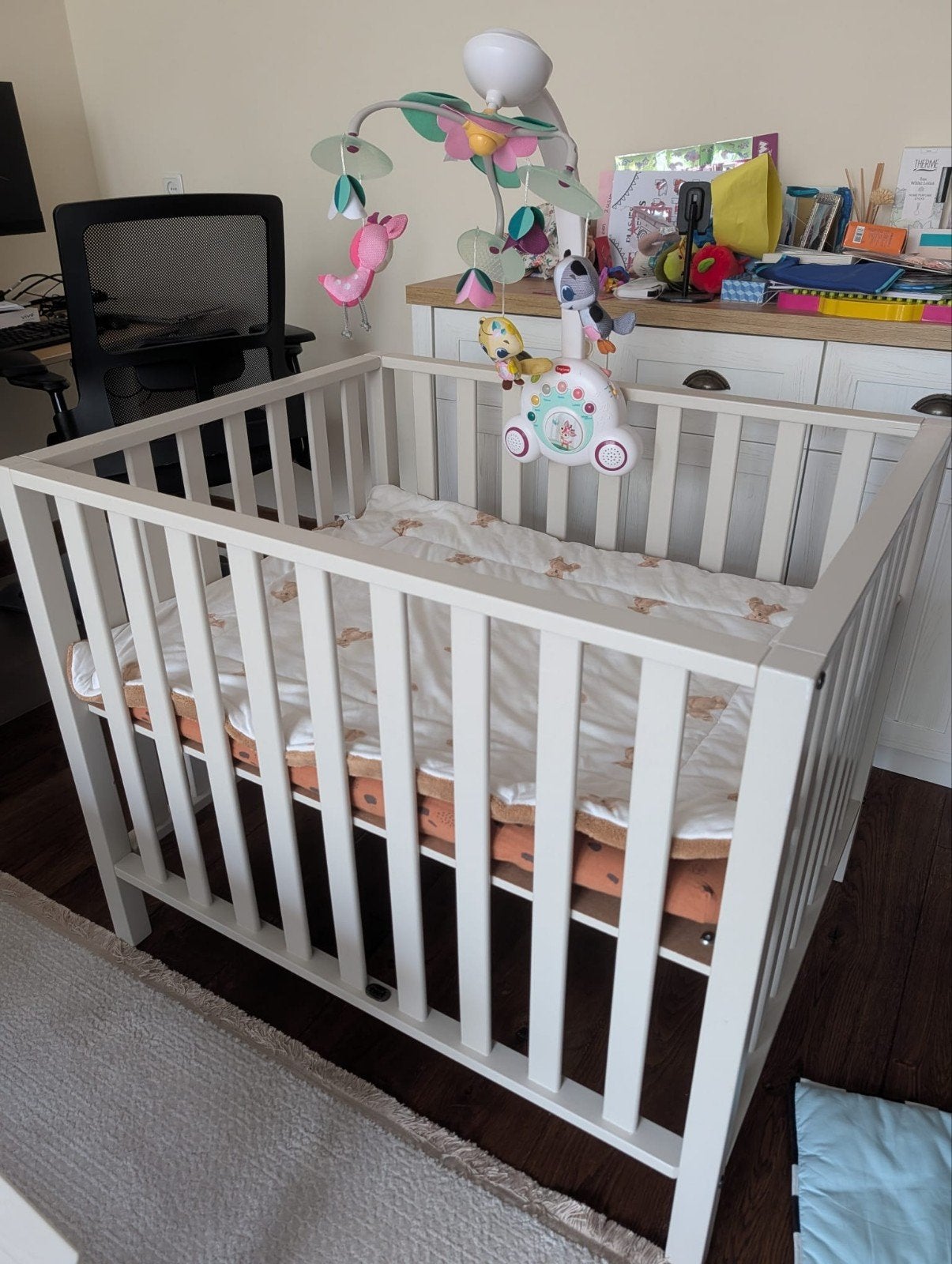 Baby box: TWF Box Fleur met verstelbare bodem en mobiel, Kinderen en Baby's, Boxen, Ophalen, Gebruikt, Rechthoekig, In hoogte verstelbaar