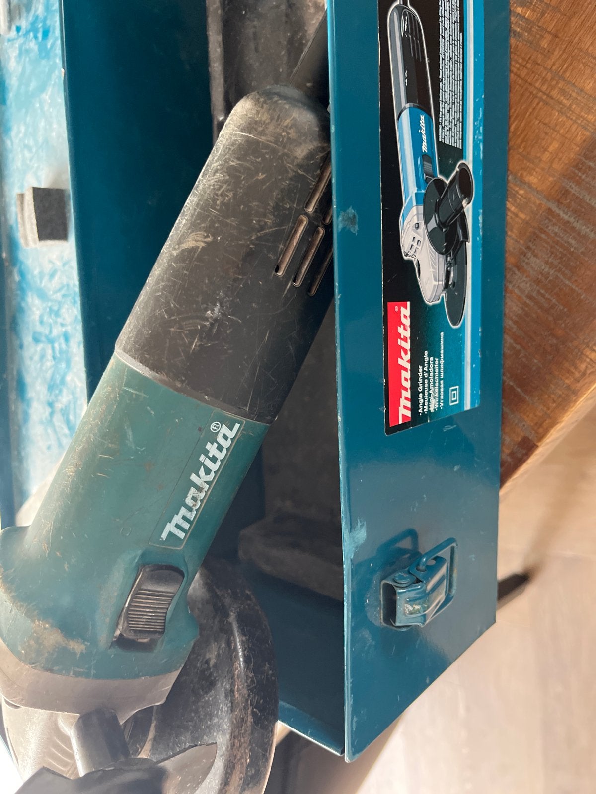 Makita Haakse Slijper 9558NB in Metalen Koffer, Ophalen of Verzenden, Gebruikt, 700 tot 1000 watt, Haakse handslijpmachine