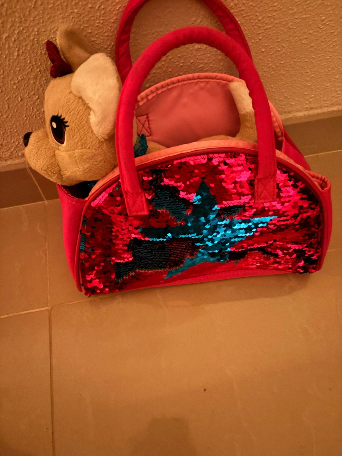 Chihuahua knuffel met roze tasje, Kinderen en Baby's, Speelgoed | Knuffels en Pluche, Zo goed als nieuw, Met kleding of accessoire
