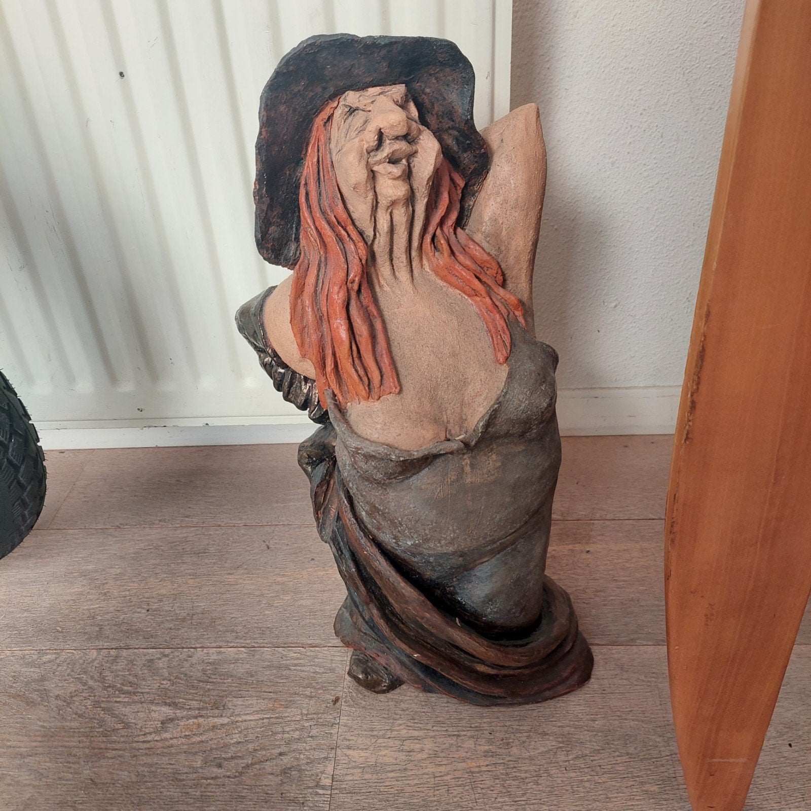 HEKS,  handgemaakt beeld van een vrouw met hoed, Huis en Inrichting, Ophalen of Verzenden, Gebruikt, Minder dan 50 cm, Overige typen