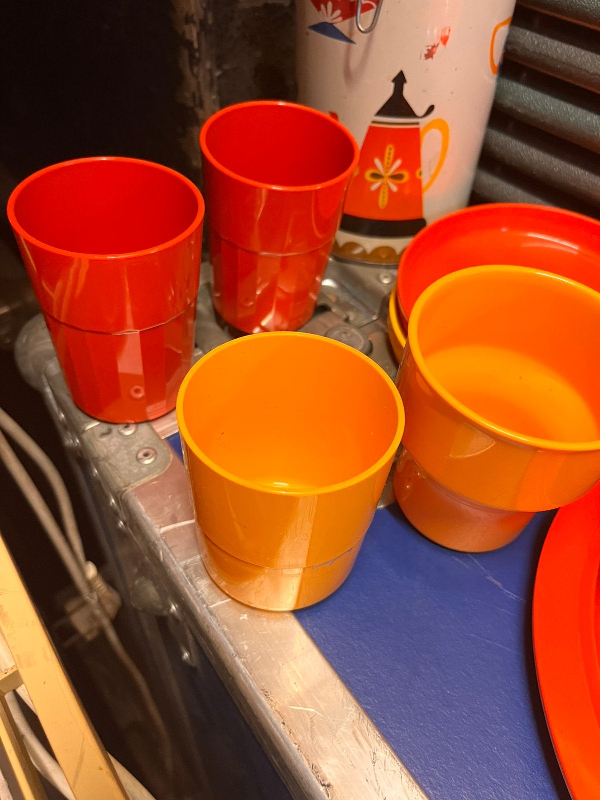Vintage Camping servies oranje rood en geel, Caravans en Kamperen, Ophalen of Verzenden, Gebruikt