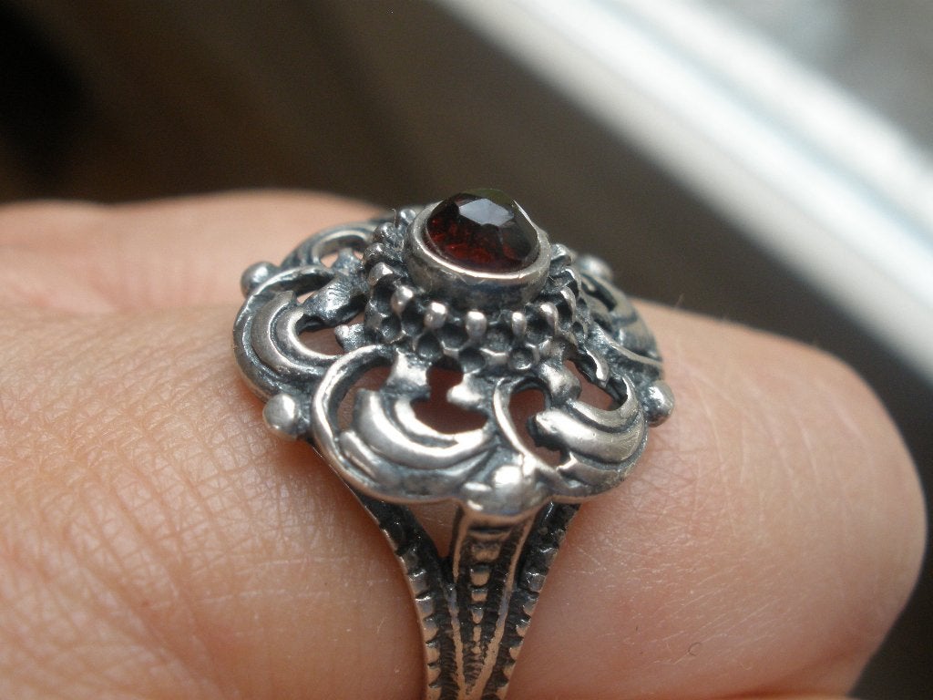 Amsterdamse Zilveren Ring met Granaat uit Zeeuwse boedel, Ophalen of Verzenden, Zo goed als nieuw, 17 tot 18, Met edelsteen