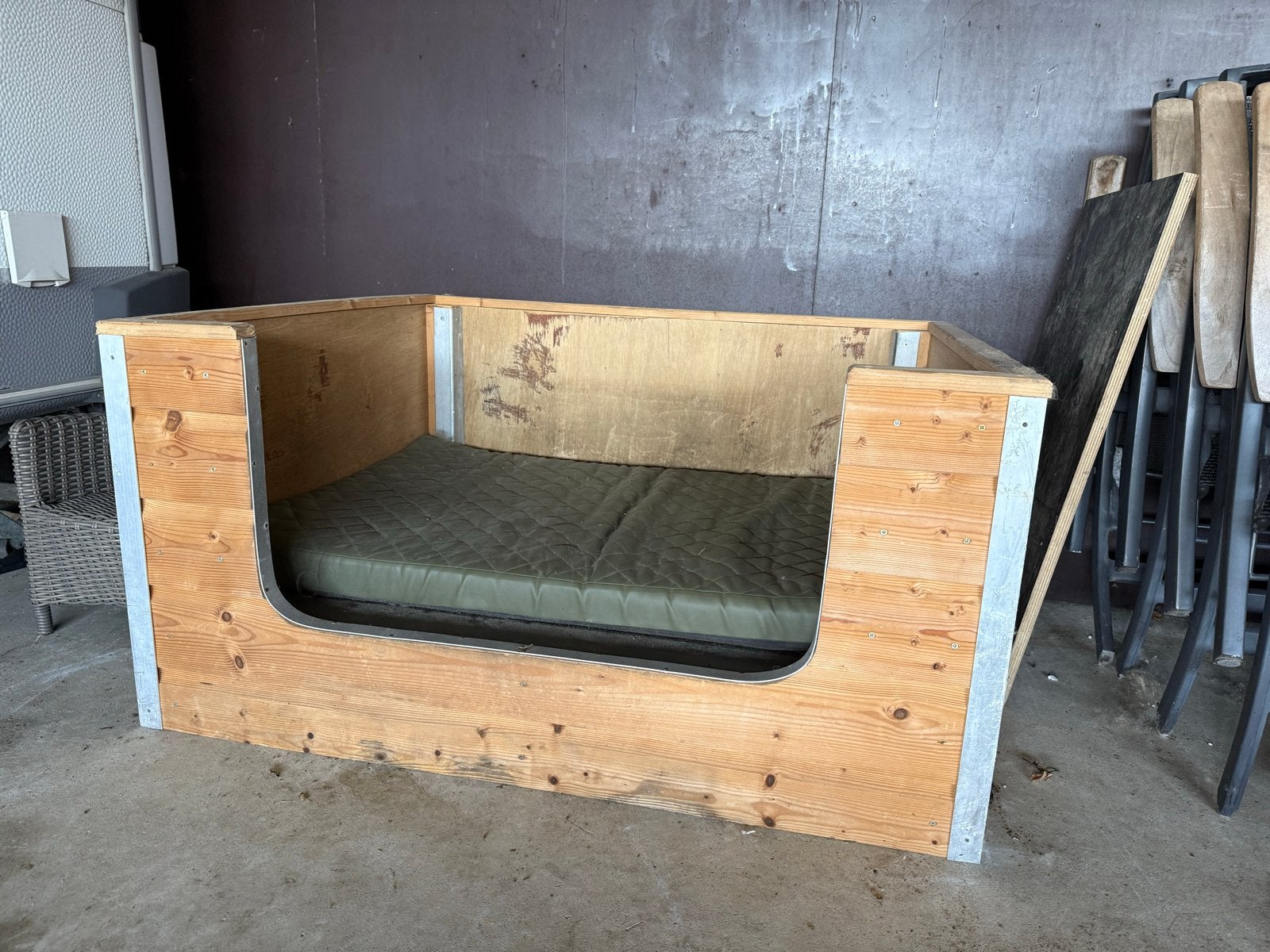 ruime houten hondenmand – 125 x 105 x 62 cm, Ophalen, Gebruikt, Overige