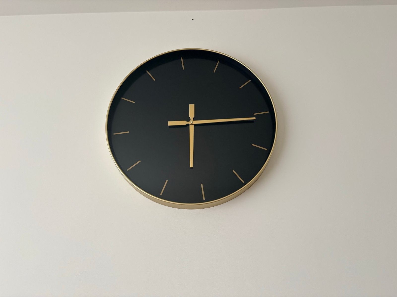 Stijlvolle Zwarte Wandklok met Gouden Details, Huis en Inrichting, Ophalen, Wandklok, Analoog, Zo goed als nieuw