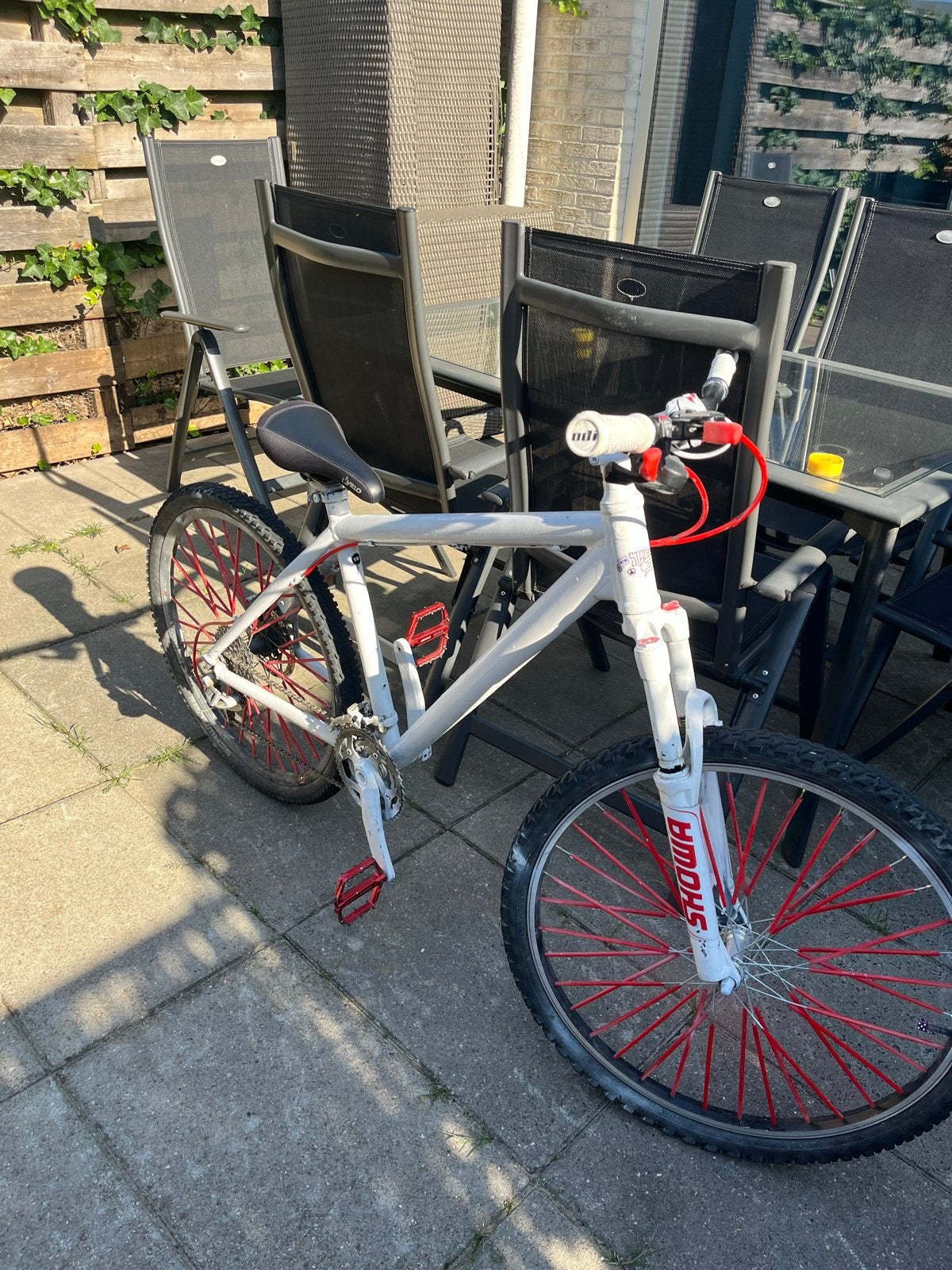 Witte en rode mountainbike / wheelie bike met versnellingen, Overige merken, Gebruikt, Hardtail, Ophalen of Verzenden