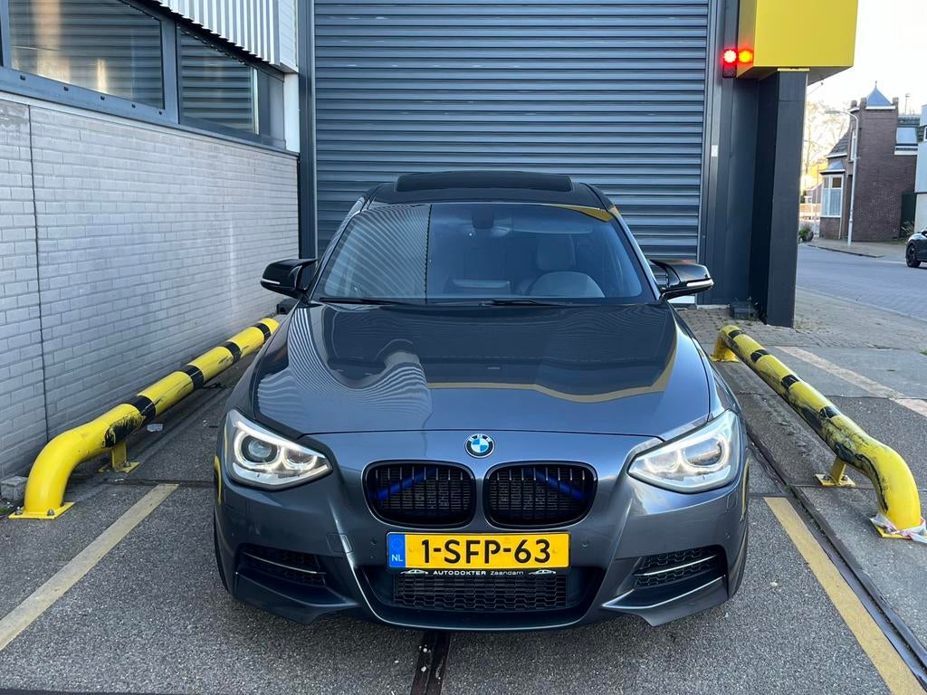 BMW 1-Serie 3.0 AUT M135i 5DR 435PK 2013 Schuifdak Xenon, Auto's, BMW, Achterwielaandrijving, Zwart, 320 pk, 75 €/maand