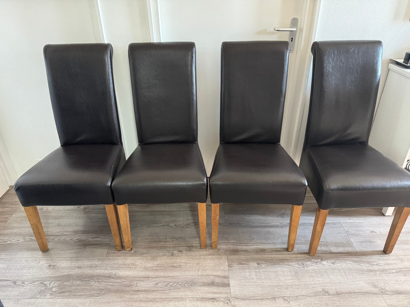 4 x Leren / stevige houten eetkamerstoelen, Gebruikt, Zwart, Ophalen of Verzenden, Vier