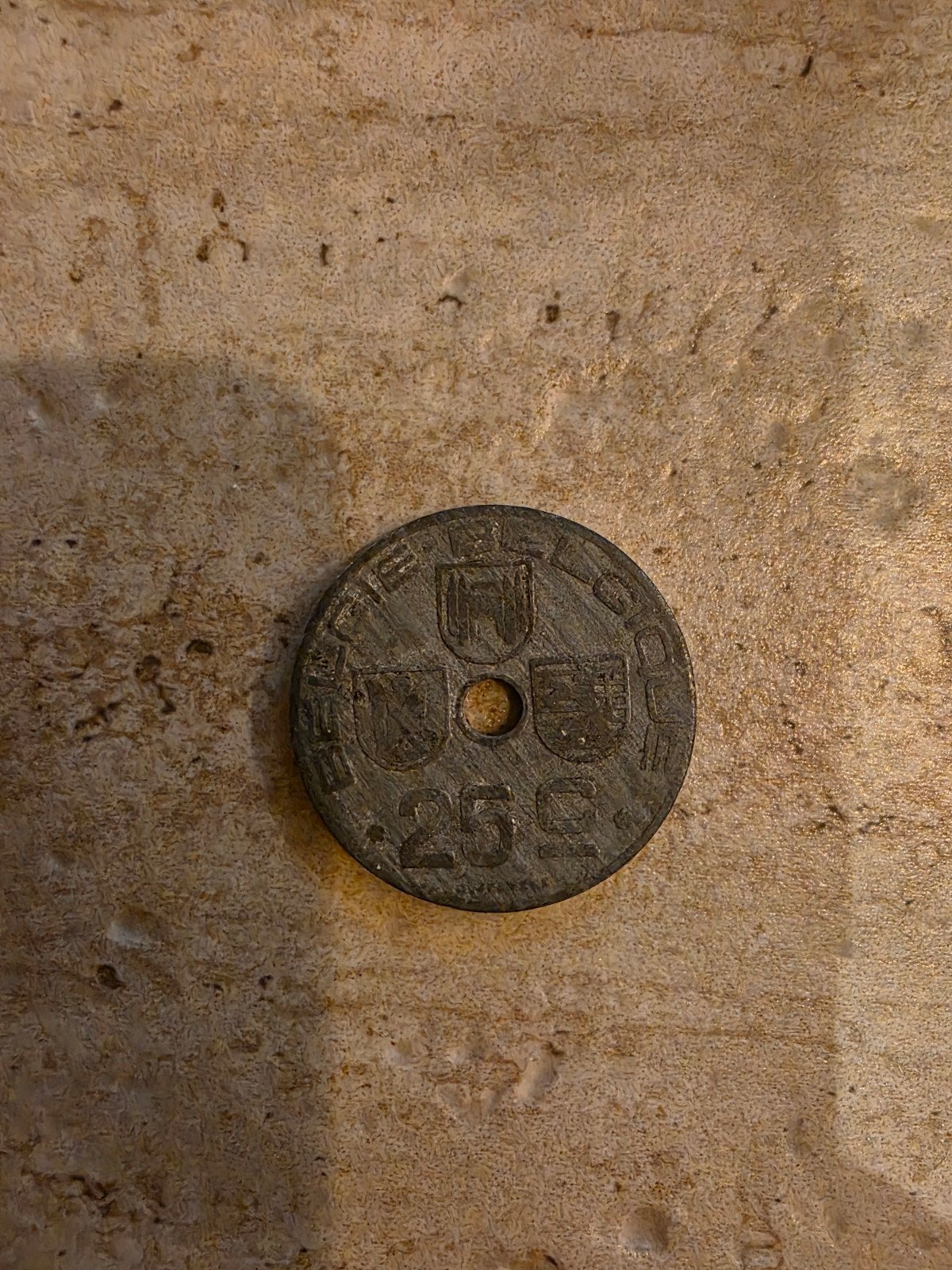 Belgische 25 Centiem munt uit 1943 met gat, Ophalen of Verzenden, Metaal, Losse munt