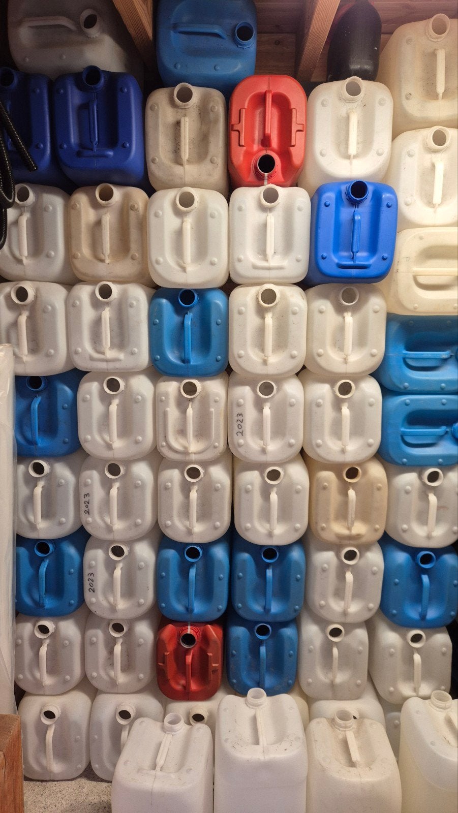 Diverse jerrycans: 10x 25L en 44x 20L, Ophalen of Verzenden