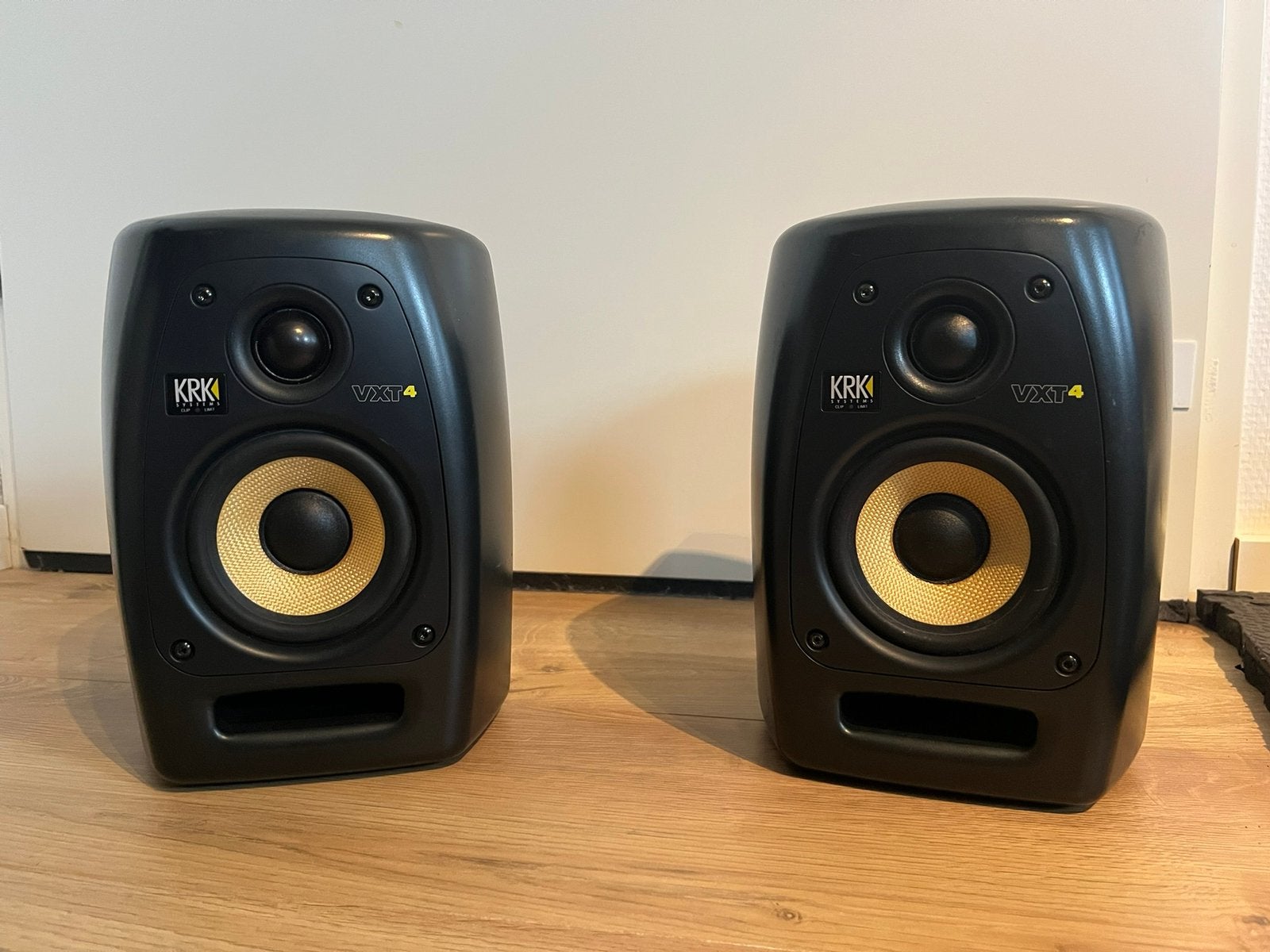 Krk vxt4 studio monitor 2x, Ophalen of Verzenden, Zo goed als nieuw, Minder dan 500 watt, Monitor(versterker)