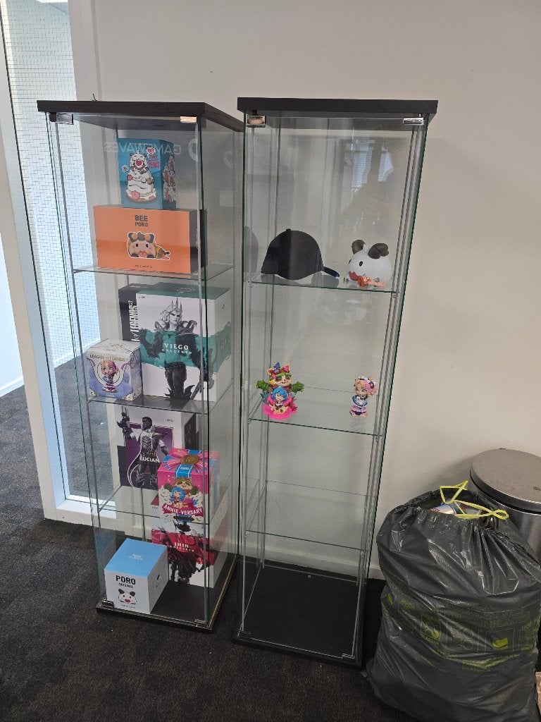 2x Detolf Glazen Vitrinekasten goede staat, Ophalen, Minder dan 50 cm, 150 tot 200 cm, 25 tot 50 cm