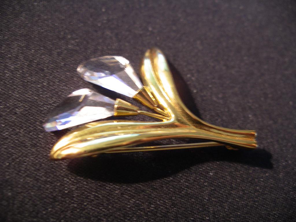 Een Goud Vergulde Swearovski Broche met Swarovski Kristal, Verzenden, Goud, Broche, Verguld
