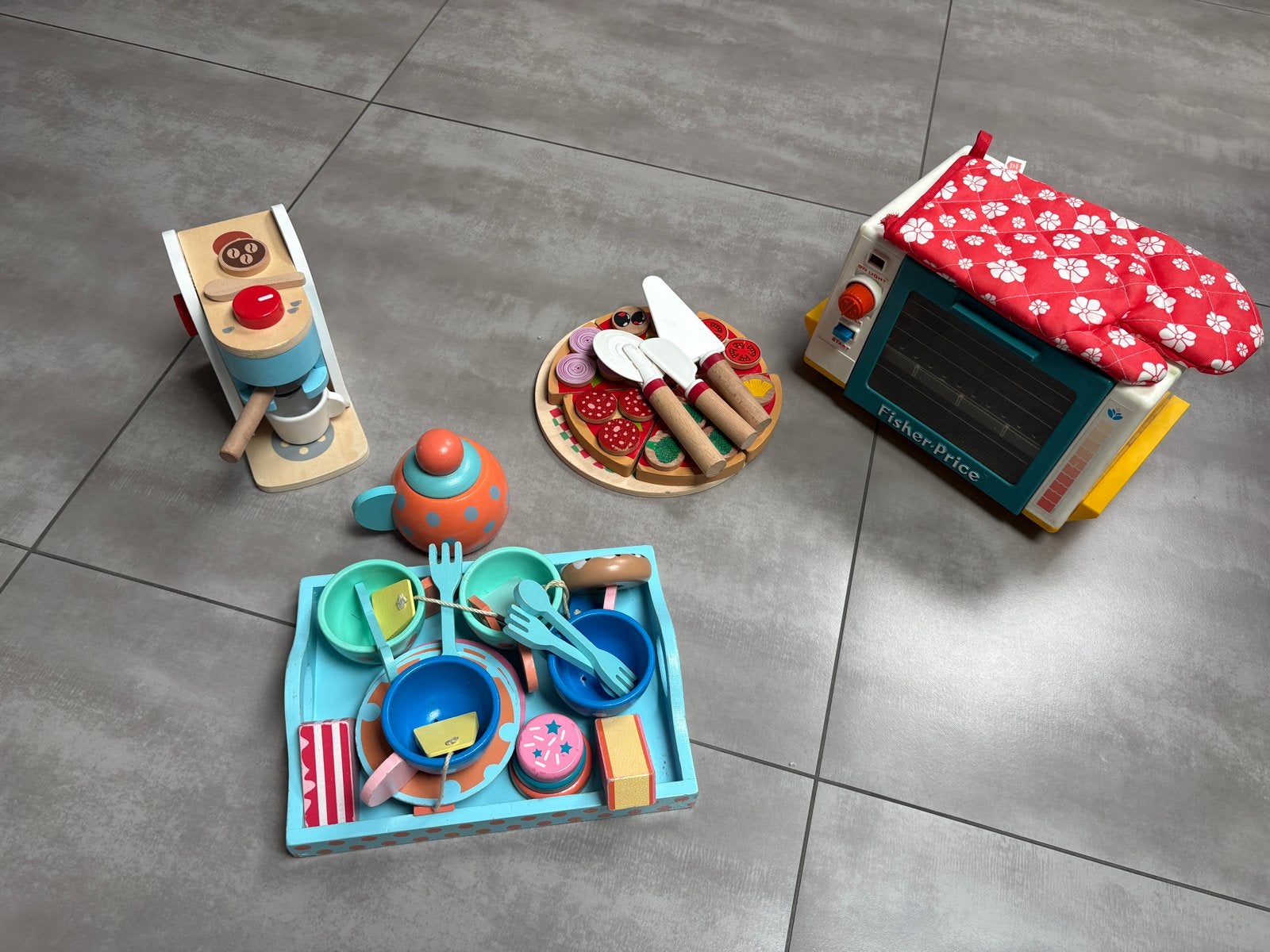 Houten speelgoedkeuken set:koffiezetapparaat, pizza, servies, Ophalen, Gebruikt, Jongen of Meisje