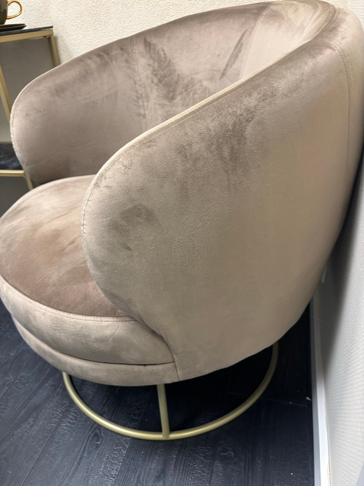 Beige fluwelen fauteuil met goudkleurig onderstel, Ophalen, Zo goed als nieuw, Stof, 75 tot 100 cm
