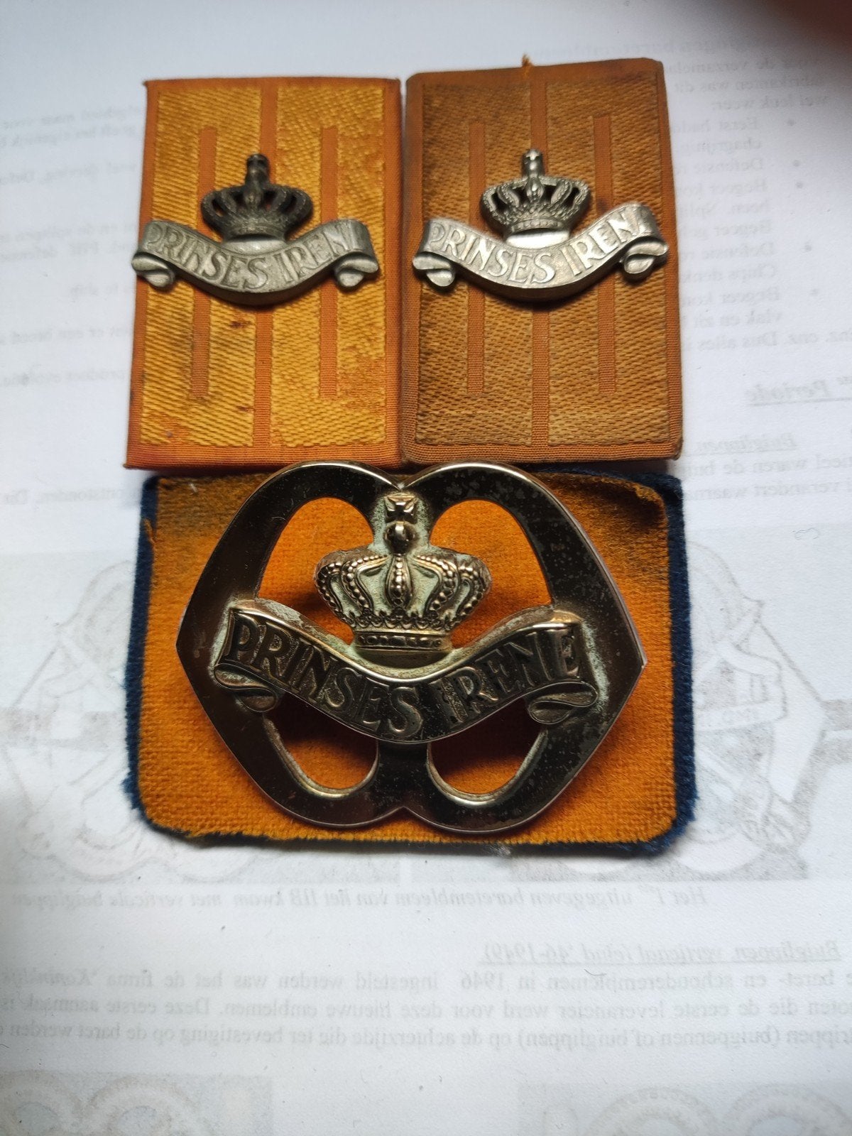 Setje Prinses Irene , voetjes Hoornse slag?? oud model kraag, Ophalen of Verzenden, Landmacht, Nederland, Embleem of Badge