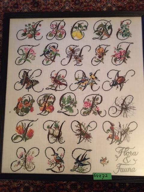 Mooi geborduurde letterlap met vogels en bloemen, Hobby en Vrije tijd, Borduren en Borduurmachines, Ophalen of Verzenden, Zo goed als nieuw