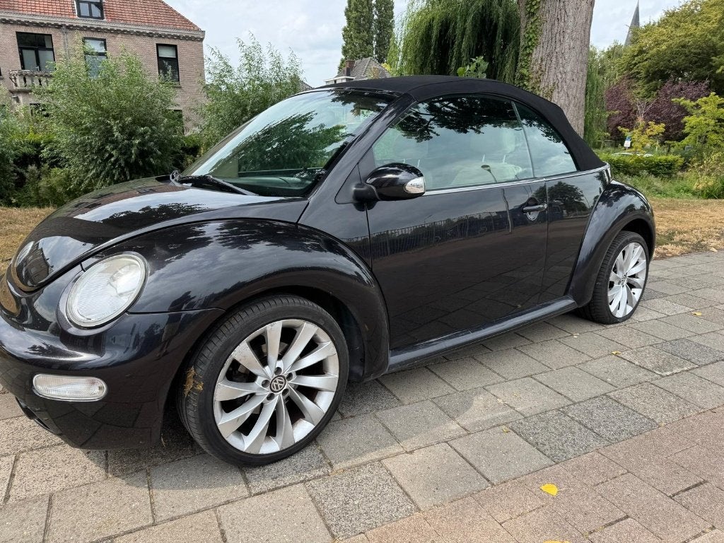 Mooie Volkswagen Beetle Cabrio Auto  2004 Zwart lees tekst, Auto's, 4 cilinders, 4 stoelen, Zwart, Leder