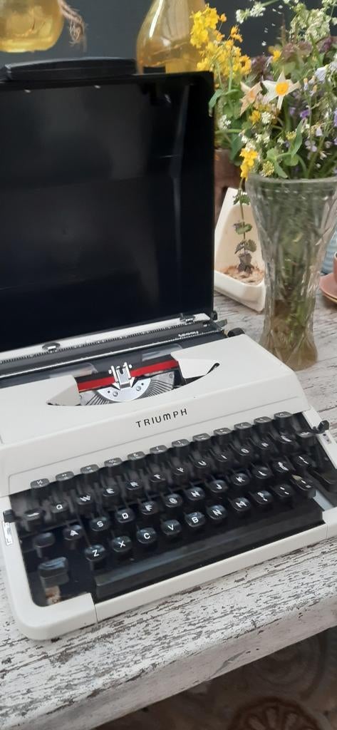 Supergave Mechanische zwart/wit typemachine van Triumph, Diversen, Typemachines, Zo goed als nieuw, Ophalen of Verzenden