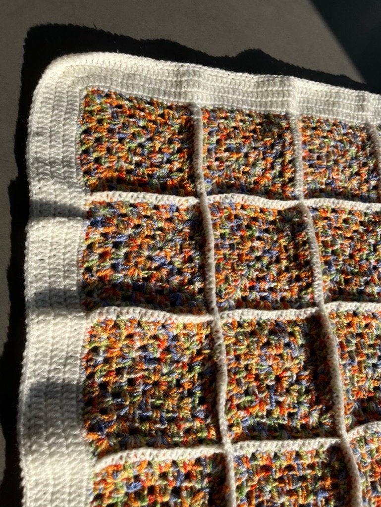Nieuw oranje/paars/groen dekentje, mt 60x70 cm, Huis en Inrichting, Verzenden, Nieuw, Gehaakt, Overige materialen