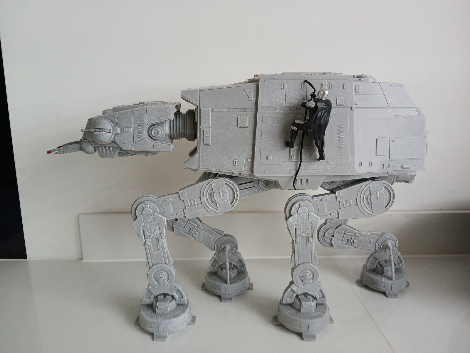 Star Wars AT-AT met Mandalorian popcornbucket, Ophalen of Verzenden, Zo goed als nieuw, Actiefiguurtje