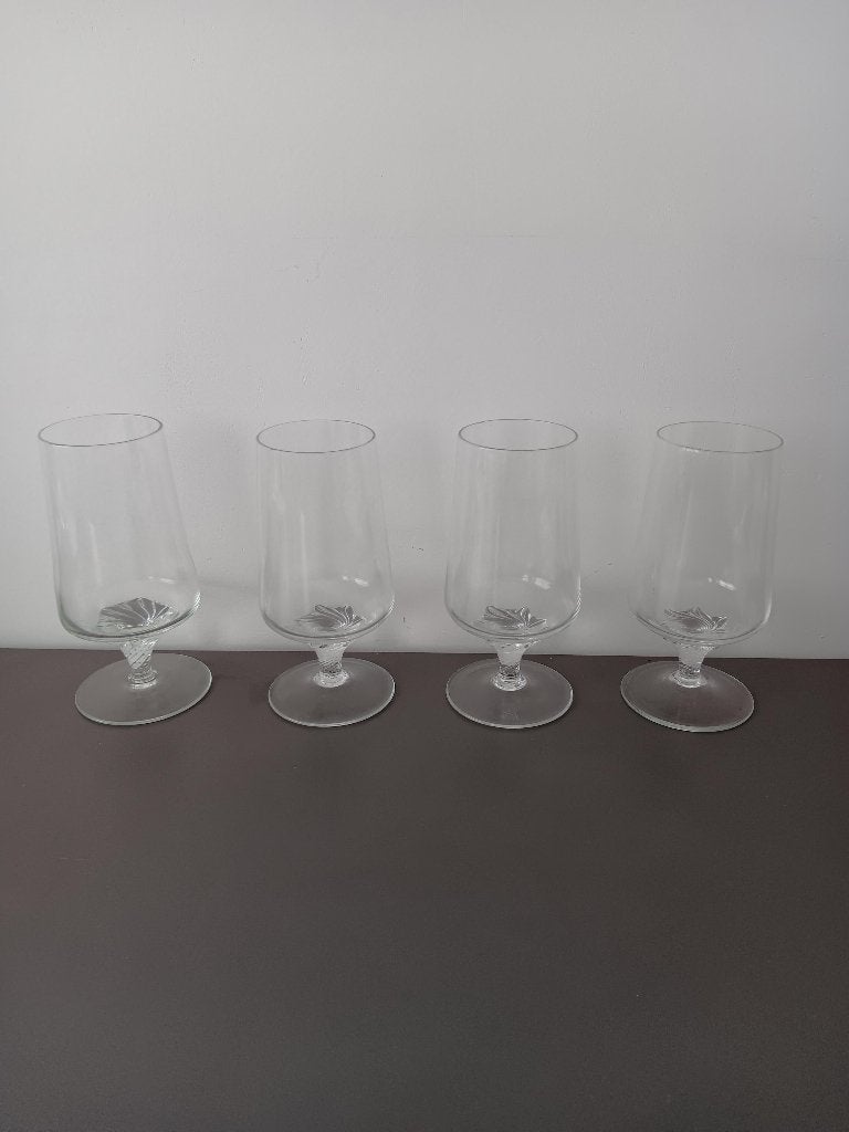 Set van 4 glazen op voet met decoratieve steel, Huis en Inrichting, Glas of Glazen, Gebruikt, Ophalen of Verzenden, Glas